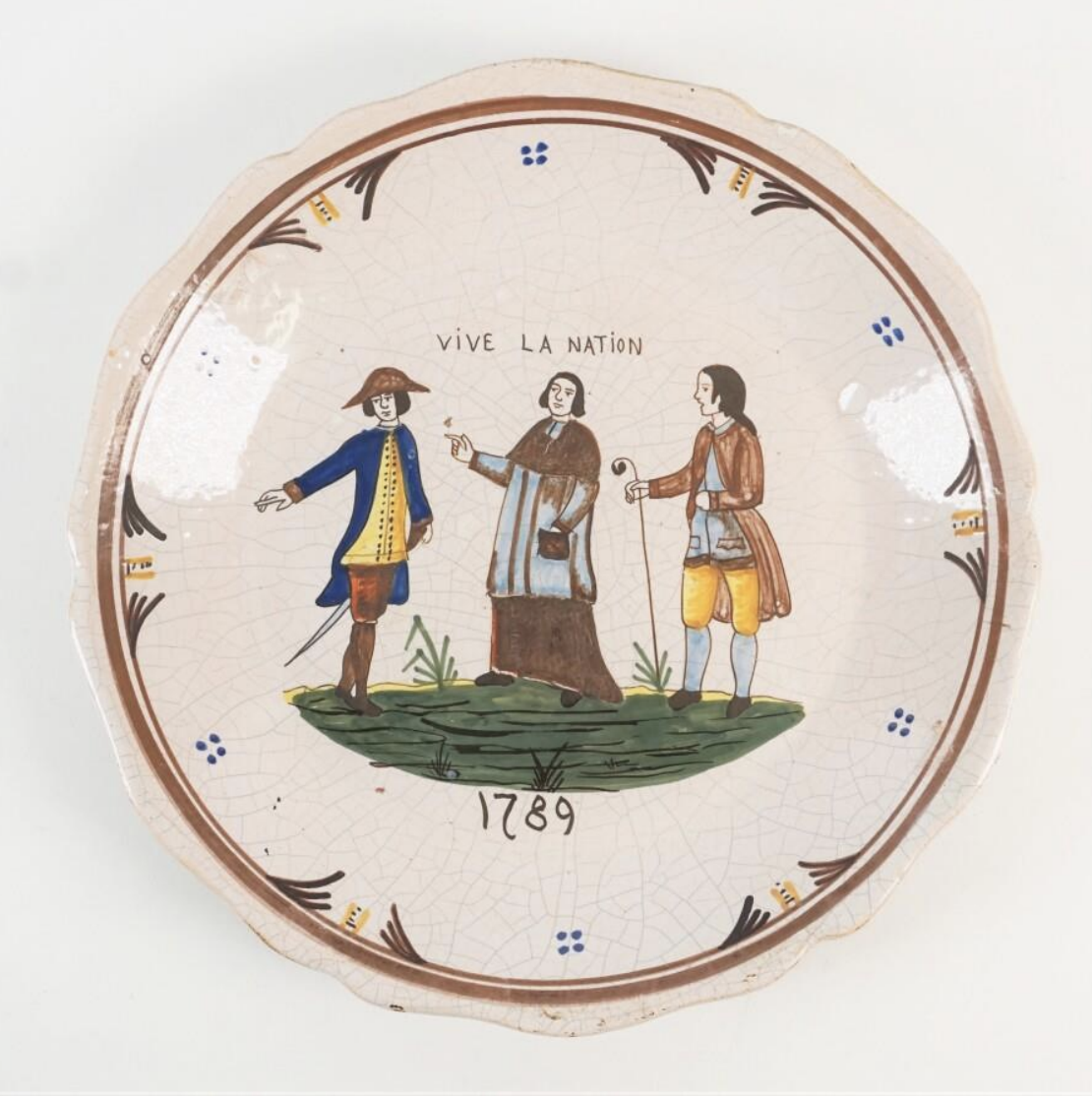 Keramikteller mit drei Figuren, Schriftzug 'VIVE LA NATION' und Jahreszahl 1789, dekorativer Rand